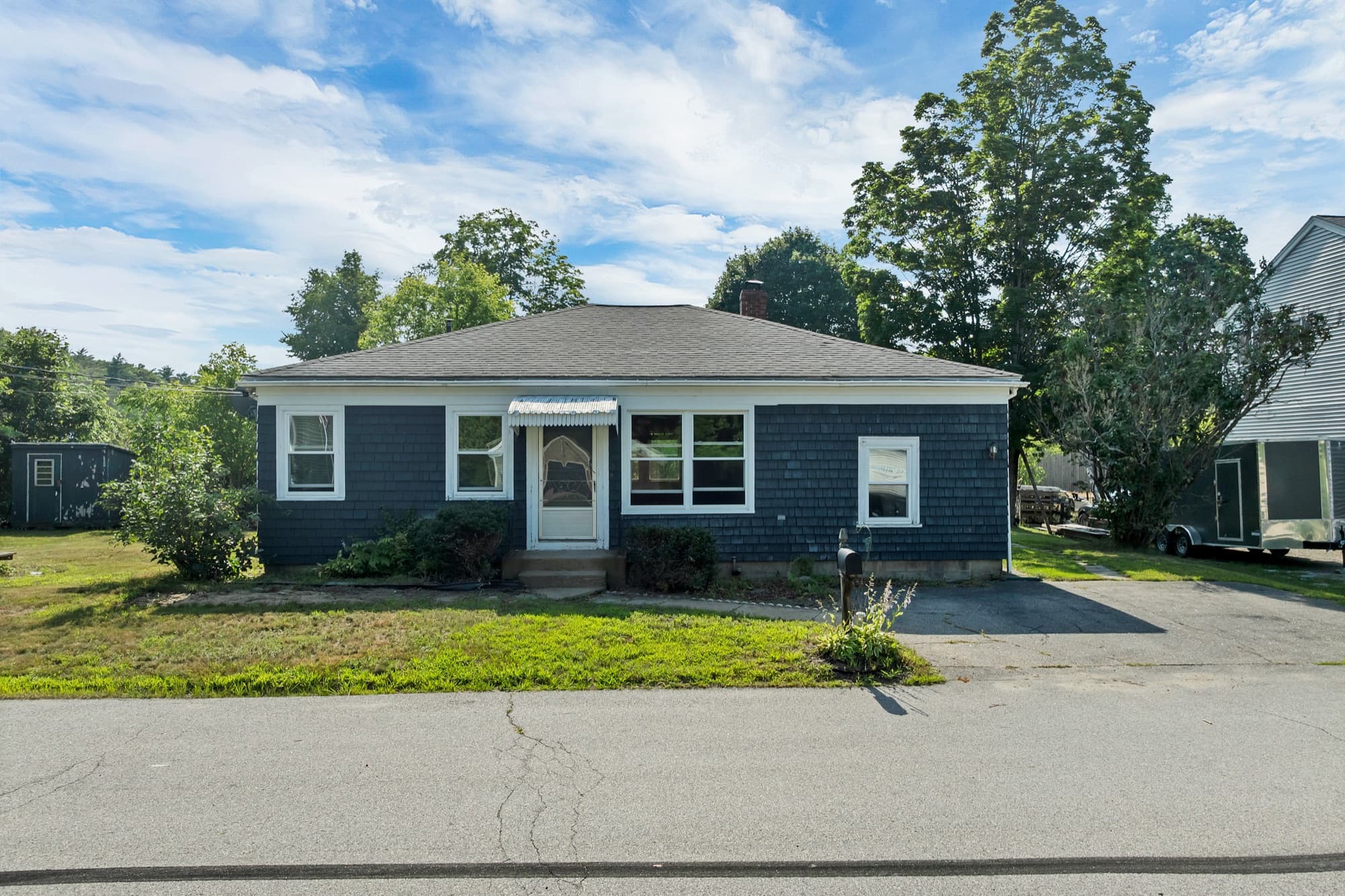 Front elevation of the ranch seen from the dead-end street